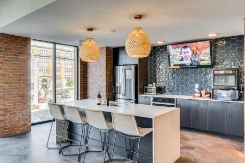 OTR King Bed Free Parking Gym Top Floor Club Room near พิพิธภัณฑ์แทฟท์