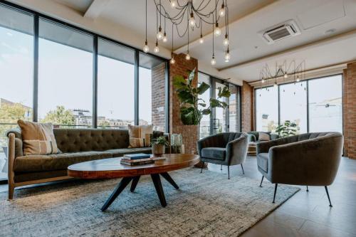 OTR King Bed Free Parking Gym Top Floor Club Room near พิพิธภัณฑ์แทฟท์