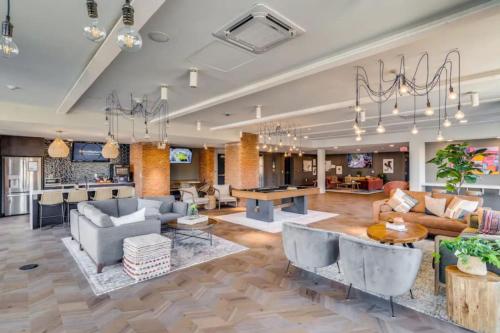 OTR King Bed Free Parking Gym Top Floor Club Room near พิพิธภัณฑ์แทฟท์