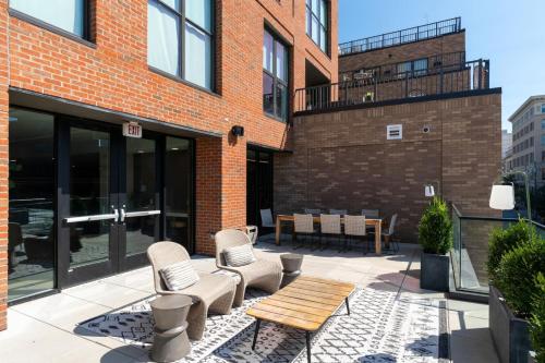 OTR King Bed Free Parking Gym Top Floor Club Room near พิพิธภัณฑ์แทฟท์