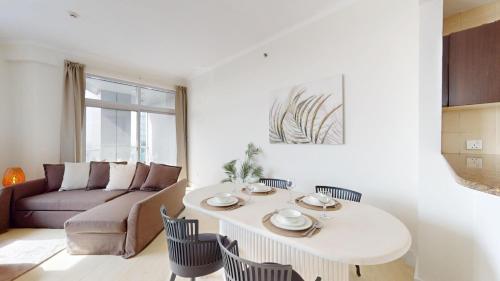 Vacationer l High Rise 2 Bedroom Apartment l Free parking & Pool Access, Dubaj (zdjęcie 8)