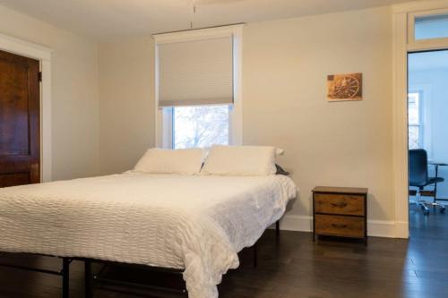 3BR Dogtown Bungalow Office and Bar - image 5