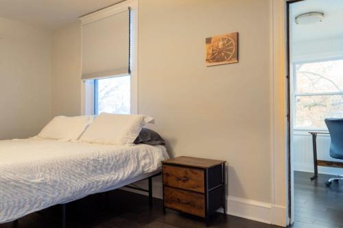3BR Dogtown Bungalow Office and Bar - image 3