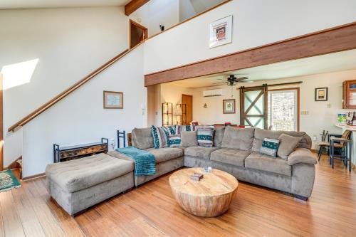 Fire Pit and Gas Grill Charming Poconos Abode! in บุชคิล (พีเอ)