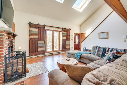 Fire Pit and Gas Grill Charming Poconos Abode! in บุชคิล (พีเอ)