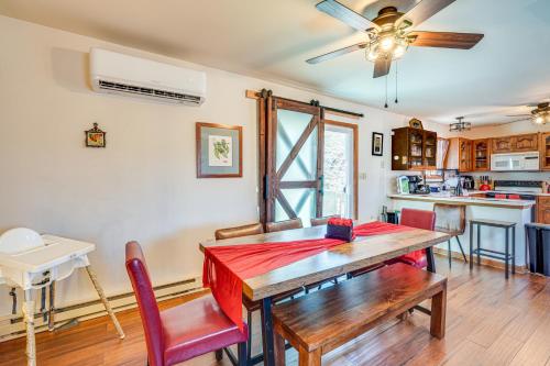 Fire Pit and Gas Grill Charming Poconos Abode! in บุชคิล (พีเอ)