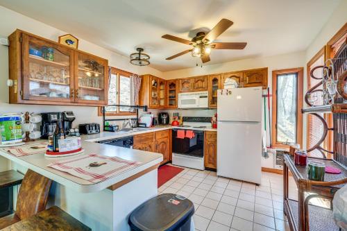 Fire Pit and Gas Grill Charming Poconos Abode! in บุชคิล (พีเอ)