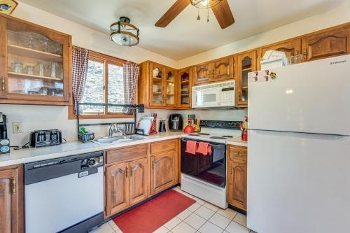 Fire Pit and Gas Grill Charming Poconos Abode! in บุชคิล (พีเอ)