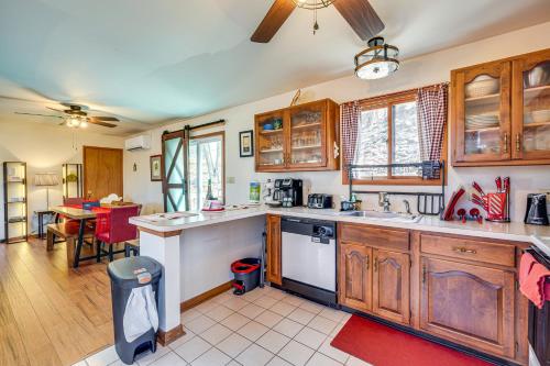 Fire Pit and Gas Grill Charming Poconos Abode! in บุชคิล (พีเอ)