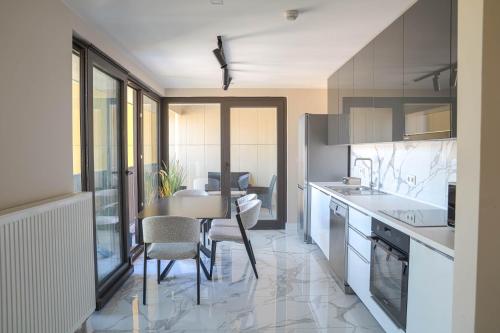 180° View Apartment in Diamond Building Skopje, Skopje (photo 6)