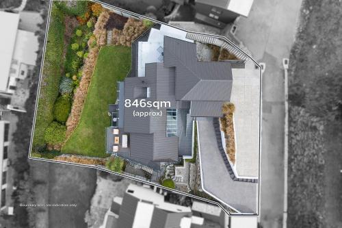 Five-Bedroom House image 3