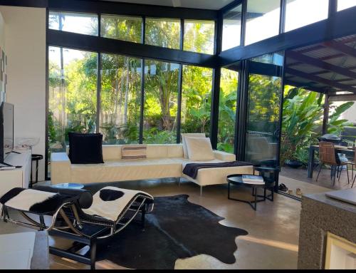 Tropical Modernist Retreat in Mission Beach