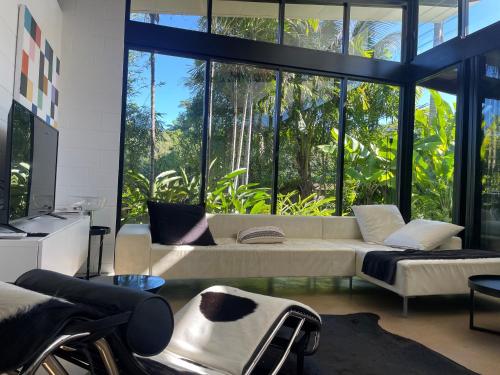 Tropical Modernist Retreat in Mission Beach