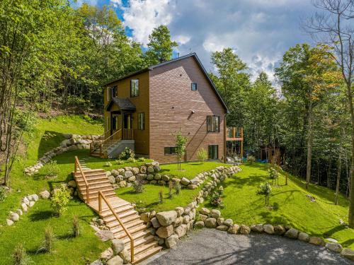 Le Montagnia escape to Tremblant with hot tub in Val-des-Lacs (QC)