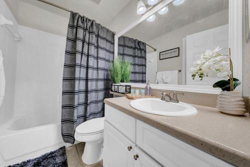 Modern 2br2ba Pool Gym Near Airport #8 thumb 4