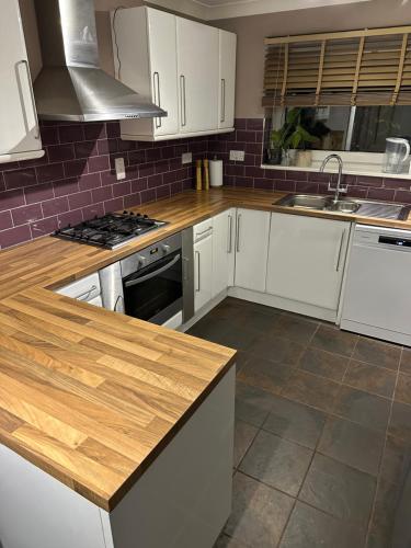 Konyha, Cozy Four-Bedroom Home with Hot Tub, Garden, CONTRACTORS WELCOME - Close to Shops, Restaurants, Hosp in Ravensthorpe
