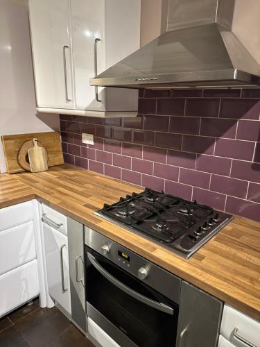 Konyha, Cozy Four-Bedroom Home with Hot Tub, Garden, CONTRACTORS WELCOME - Close to Shops, Restaurants, Hosp in Ravensthorpe
