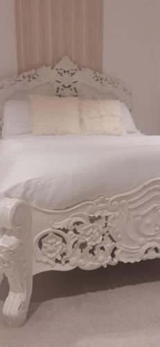 Charming & Cosy Double Room with Balcony in Wembley - Walking Distance to Wembley Stadium!, London (photo 7)