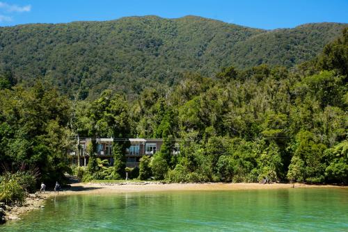 . No Road Inn in Endeavour Inlet, Marlborough Sounds
