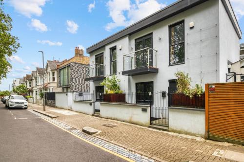Unique Stylish Duplex 2BR 2BA Balcony, Londres