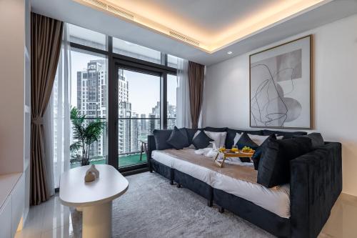 Elite Rooftop Pool and Burj Khalifa Panorama balcony 2Br apartment in Paramount Hotel Midtown, Dubai (photo 5)