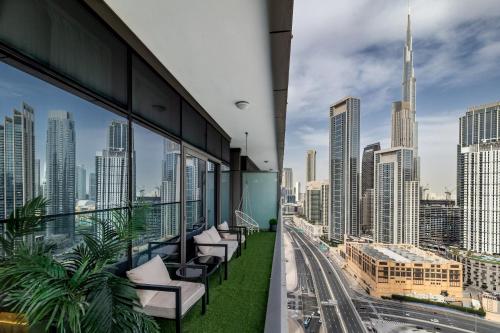 Elite Rooftop Pool and Burj Khalifa Panorama balcony 2Br apartment in Paramount Hotel Midtown