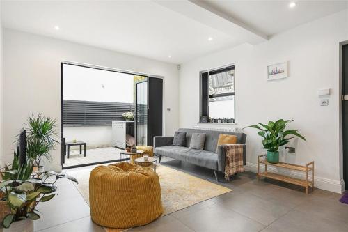 Heart Warming Getaway 1BR 1BA Private Patio, London