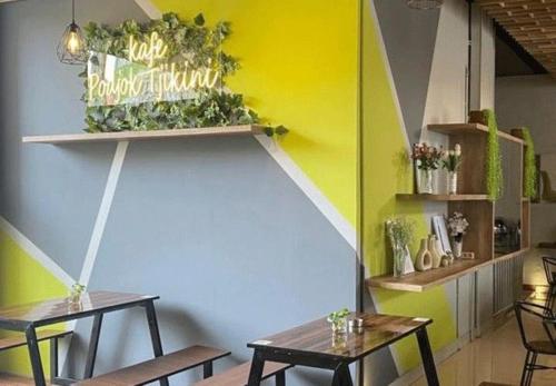 Restaurant, Whiz Hotel Cikini Jakarta in Menteng