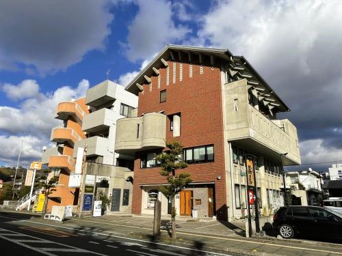 New｜南町駅徒歩1分｜ビル2階｜貸切ルーム8人まで｜松山城や道後温泉へアクセス良好｜駐車場無料 - 숙소 외관