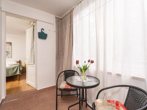 Apartment Lolo - Two Bedroom Apartment with Loggia and Street View