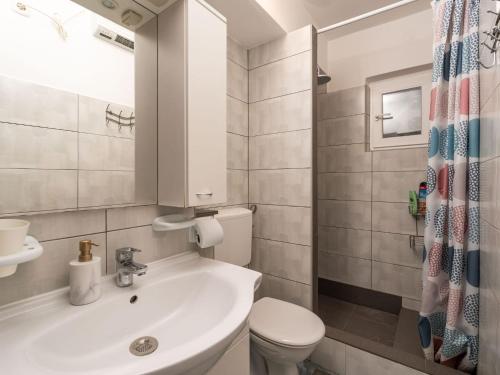 Apartment Lolo - Two Bedroom Apartment with Loggia and Street View