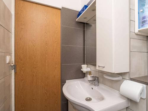 Apartment Lolo - Two Bedroom Apartment with Loggia and Street View