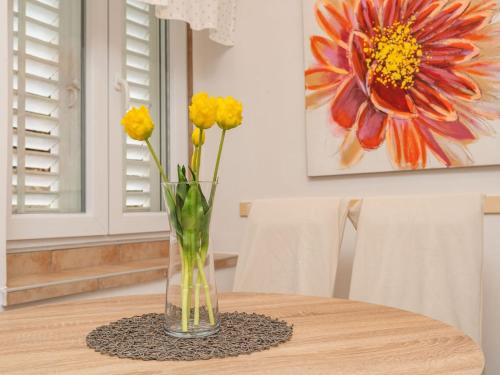 Apartment Lolo - Two Bedroom Apartment with Loggia and Street View