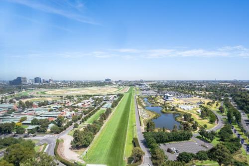 Luxe Flemington Cityscape views Pool Gym Parking