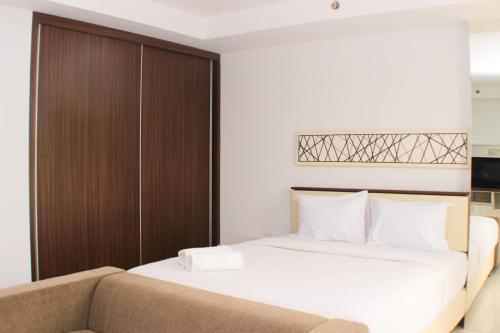 Cozy Studio at Azalea Suites Apartment By Travelio, Cikarang