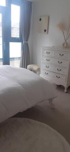 Charming & Cosy Double Room with Balcony in Wembley - Walking Distance to Wembley Stadium!, London (photo 4)