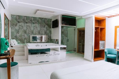 Queen Suite with Spa Bath
