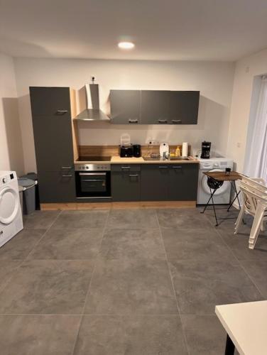Moderne Wohnung für 4 Personen mit extra Schlafzimmer, Wohnzimmer & Balkon (Moderne Wohnung fur 4 Personen mit extra Schlafzimmer, Wohnzimmer & Balkon) in Alzey