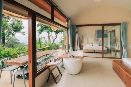 Balcony/terrace, Baan Nhuer Mek บ้านเหนือเมฆ Coffee and Desk on the Cloud in Mae Taeng