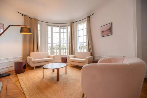 TBS 325 - Superb apartment with Eiffel Tower view, Париж