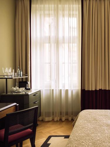 Sir Prague, part of Sircle Collection