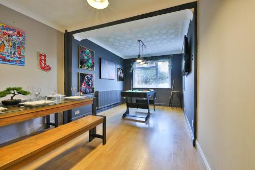 Удобства, Spacious & Modern Triple-Story Cardiff Home with Pool Table in Fairwater