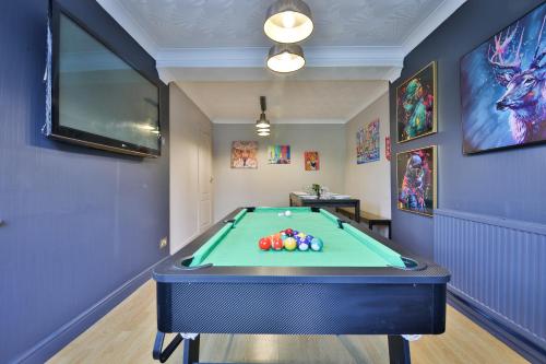 Условия за развлечения и отдих, Spacious & Modern Triple-Story Cardiff Home with Pool Table in Fairwater