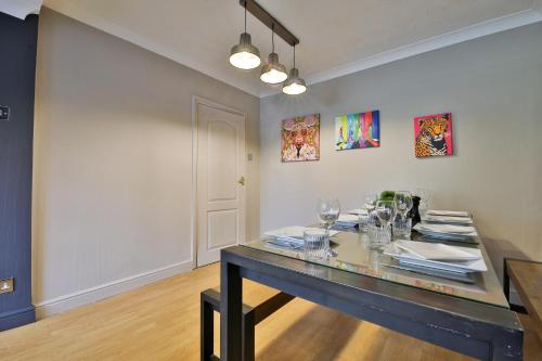 Удобства, Spacious & Modern Triple-Story Cardiff Home with Pool Table in Fairwater