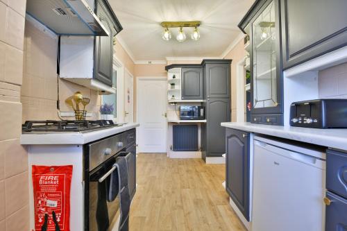 кухня, Spacious & Modern Triple-Story Cardiff Home with Pool Table in Fairwater