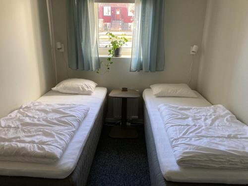2 twin beds