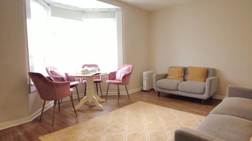 Holiday Home - Beautiful Two bedroom House in Glasgow & Free Parking, Glasgow (photo 9)