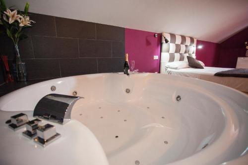 Queen Suite with Spa Bath