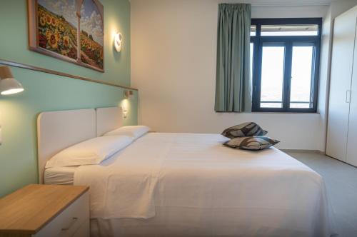 Double or Twin Room image 10