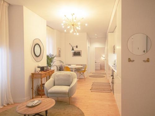 Bairro Alto Charming Bright Apt with AC Elevator, Лиссабон